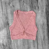 Crop top negro de lanilla con escote en V y tres botones frontales.