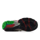 Championes New Balance modelo 1906R, color crema con detalles en gris y suela multicolor.