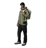 Campera impermeable Columbia modelo Whistler Peak Shell Outdry, de color verde militar con inserciones negras en hombros y codos. Cuenta con capucha ajustable, cierre frontal y bolsillos con cremalleras selladas, y tecnología OutDry Extreme.