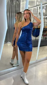 Vestido corto azul eléctrico de fiesta, con un solo hombro y lentejuelas.