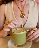 Anillo de diseño orgánico y macizo con forma irregular, elaborado artesanalmente en metal.