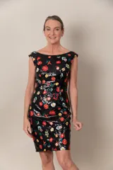 Vestido negro de lentejuelas con bordado de flores en hilo de color coral, verde, etc. Vestido de línea recta con cuello bote y espalda en V.