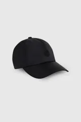 Gorra de nylon bordó con visera curva y logo bordado tono sobre tono en el frente.