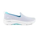 Championes Skechers Go Walk Arch Fit Hazel, color gris claro con detalles en celeste. Capellada de malla sin cordones, plantilla Arch Fit con soporte en el arco plantar, media suela Ultra Go con amortiguación y tecnología Comfort Pillar.