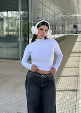 Polera marrón de manga larga, con cuello alto y calce ajustado al cuerpo.