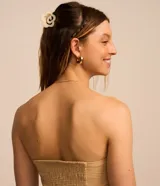 Blusa de viscosa color beige con rayas verticales finas, escote recto y elástico en la espalda.