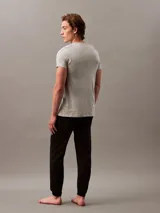 Pack de tres remeras Calvin Klein de algodón, con cuello en V y logo bordado en el dobladillo. Incluye una remera negra, una gris y una blanca.