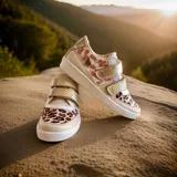 Sneakers de cuero natural y dorado con cierres de velcro, puntera con animal print de leopardo, y detalles pintados a mano.