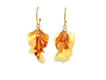 Pendientes colgantes dorados de metal, con diseño de pétalos metálicos superpuestos y articulados que cuelgan de un aro clásico.
