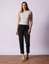 Jean recto de denim azul, marca Royalty.