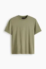 Remera de algodón verde militar con cuello redondo y mangas cortas, de corte estándar.