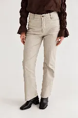 Pantalón engomado de tiro alto, con calce cómodo y pierna recta, de acabado texturizado con sutil brillo.