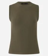 Musculosa de rib en color celeste, con cuello redondo y textura acanalada, de corte ajustado al cuerpo.