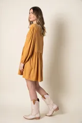 Botas texanas color marrón claro de cuero vacuno con diseño bordado en color blanco.