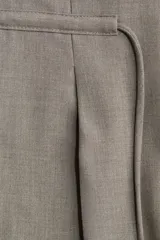 Pantalón sastre de tiro alto, color gris, con cordón ajustable en la cintura, piernas amplias con pinzas, raya marcada, bolsillos laterales discretos y bolsillos insertados atrás.