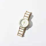 Reloj de pulsera Terna dorado con esfera blanca y detalles en tono dorado, con brazalete de eslabones combinados en metal dorado y apliques blancos.