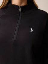 Buzo de polar con cuello alto y medio cierre frontal. Presenta un diseño de manga larga con puños elásticos y logo bordado en el pecho.