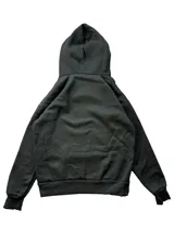 Buzo canguro negro con capucha, corte regular fit, de manga larga, con gran diseño de cruz frontal elaborado con tachas metálicas plateadas y tachas en el borde de la capucha.