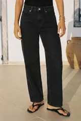 Jeans de tiro alto y corte recto de pernera larga, con diseño clásico de cinco bolsillos y costuras en contraste. Cierre frontal con cremallera y botón metálico.
