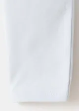 Remera de manga larga y calce ajustado, color blanco, con cuello bote.