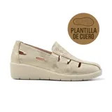 Zapato casual Korium Confort color dorado, con plantilla de cuero, calado en el empeine y plataforma baja.