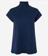 Blusa verde de punto texturizado, con cuello alto acanalado y manga corta amplia.