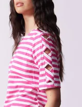 Remera de algodón a rayas horizontales blancas y negras, con cuello redondo y mangas cortas con aberturas entrelazadas.