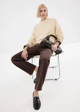 Jeans rectos tiro medio color marrón oscuro con bolsillos clásicos y cierre frontal.