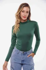 Remera color verde con cuello alto y mangas largas.
