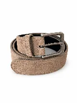Cinto de cuero suede con acabado aterciopelado y hebilla metálica rectangular de estilo clásico.