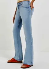 Pantalón de jean celeste con corte bootcut y bolsillos delanteros y traseros.