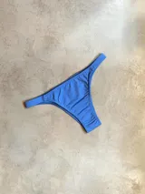 Bombacha de bikini color verde militar, de corte clásico y cobertura media.