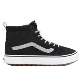 Championes de caña alta Vans Sk8-Hi MTE-1, color negro con patrón de cuadros en relieve en la caña. Presenta la icónica franja lateral en material reflectante gris. Posee una suela gruesa blanca con banda negra y suela exterior de goma marrón con tacos para mayor tracción.