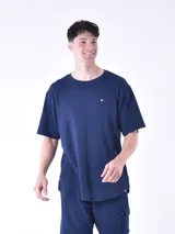 Remera azul marino de tejido texturizado con corte oversized y cuello redondo.