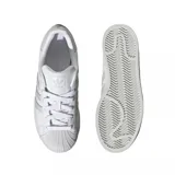 Zapatillas Adidas Superstar blancas con las tres tiras laterales en gris claro y puntera de goma.