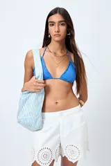 Top de bikini negro con tirantes finos y volados en el borde.