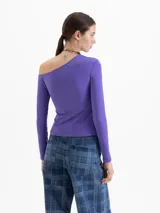 Top de manga larga color violeta, con diseño asimétrico de un solo hombro y detalle de drapeado frontal. Confeccionado en tejido de punto con acabado brillante.