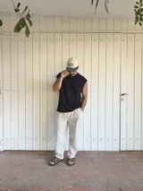 Pantalón de lino beige y crudo a rayas, de corte ancho y relajado.