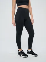 Calza larga deportiva Umbro de color negro, de tiro alto y diseño ajustado, ideal para entrenamiento.