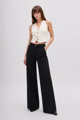 Pantalón jean blanco de corte ancho, tiro alto y diseño liso.