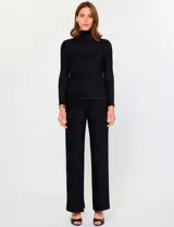 Pantalón palazzo negro de tiro alto, con plisado vertical y pretina elastizada.