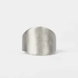 Anillo de plata 925 con diseño de banda ancha y acabado texturizado mate.