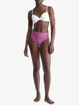 Colaless de talle alto color lila, marca Calvin Klein, confeccionada con microfibra elástica suave y sin costuras.