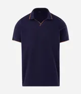 Camisa polo de manga corta confeccionada en algodón, con cuello en V y detalles en color contrastante en el borde del cuello y las mangas.