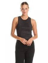 Top sin mangas de tejido lurex con acabado brillante, cuello redondo y corte ajustado al cuerpo.