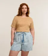 Remera color tostado de manga corta y cuello redondo, confeccionada en mezcla de poliéster y viscosa, con aplicación de brillos salpicados por toda la prenda.