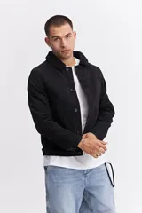 Campera de jean negra con interior de corderito, cuello de solapa con textura, cierre frontal con botones y bolsillos laterales.