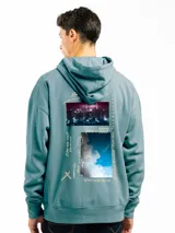 Buzo canguro negro con capucha, bolsillo frontal y cordones ajustables. Estampado con texto en el pecho.