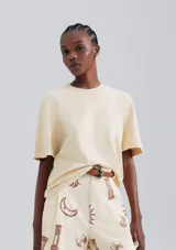 Camiseta básica de manga corta con cuello redondo acanalado, confeccionada en tejido de algodón de corte holgado.