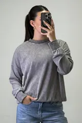 Buzo de cuello redondo con efecto acid wash, de corte holgado y mangas largas con puños elásticos.